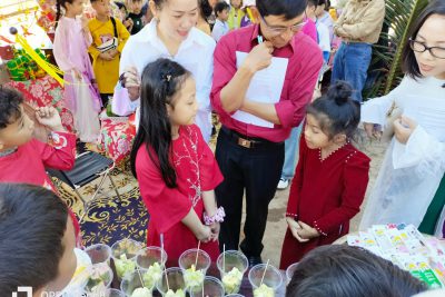 Hội chợ xuân và trao quà tết cho học sinh có hoàn cảnh khó khăn